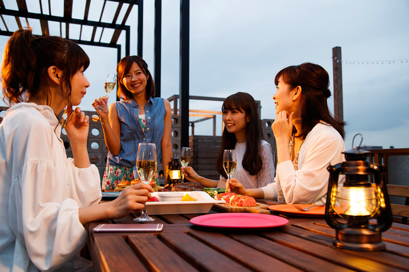 今度の女子会はこの話題で決まり！「もっとも盛り上がる話題」100人アンケート！